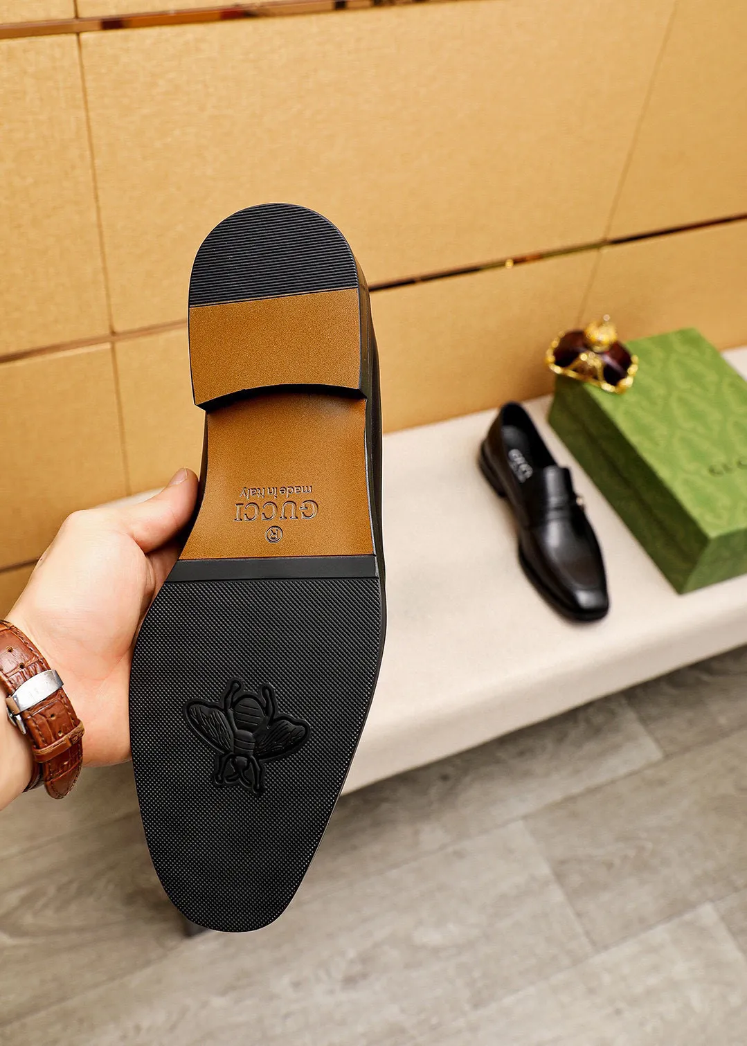 Men's shoes 💰400 💐 Product trademark: GUCCI "Gucci" casual leather shoes Regular size: 39-44 (38.45.46🉑️Customized) Product materials: Selected imported first-layer calfskin upper + luxury hardware buckle, imported 🐑 sheepskin lining. Strong three-dimensional visual effect, combined outsole Color: 2⃣️colors available